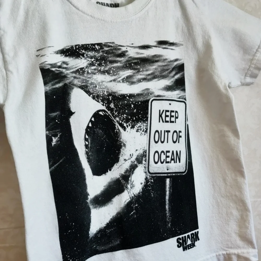 🗺️ Shark Week 100% Cotton Unisex Youth Child's 5/6 T-shirt EUC Jaws Movie EUC